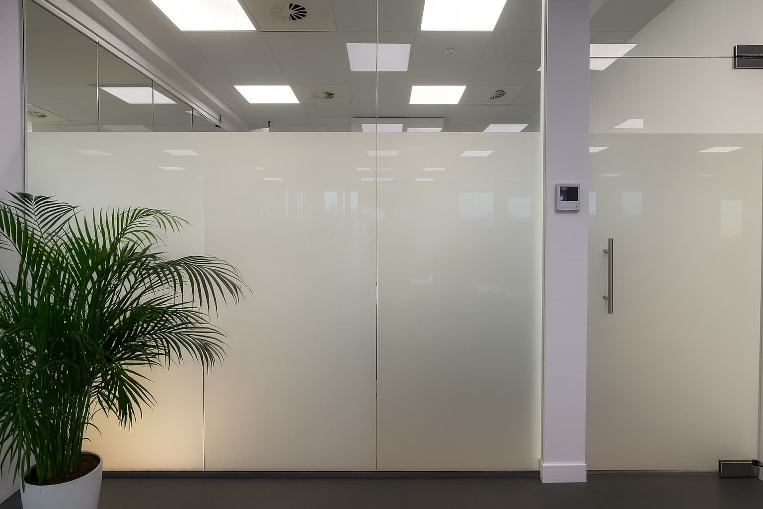 Laminated smart glass fabrication for Miami architectural projects